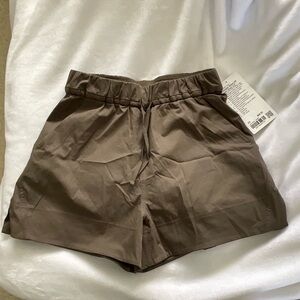 Lululemon clinchable waist HR woven short size xs. NWT. Nomad color.
